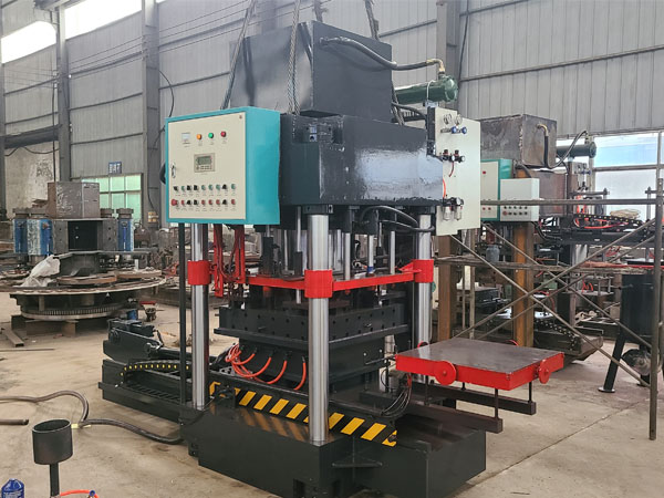 云南曲靖用戶訂購的水磨石磚機(jī)正在加緊生產(chǎn)中